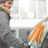 Škrabka na led se smetáčkem do auta Fiskars SnowXpert [1019352]